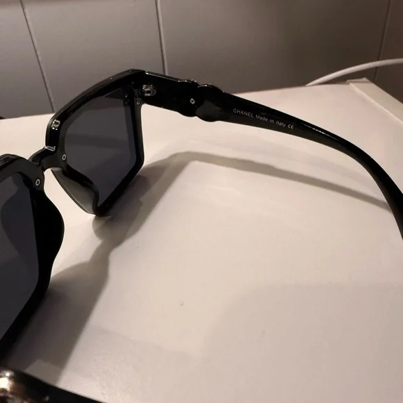CHANEL Elegant Black Sunglasses with Gold Detail display picture 1